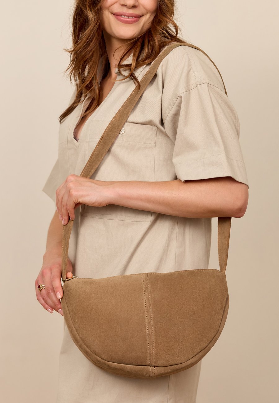 Сумка кросс-боди Gusti Leder BANU, Braun/Mottled Brown
Сумка кросс-боди Gusti Leder BANU, Braun/Mottled Brown