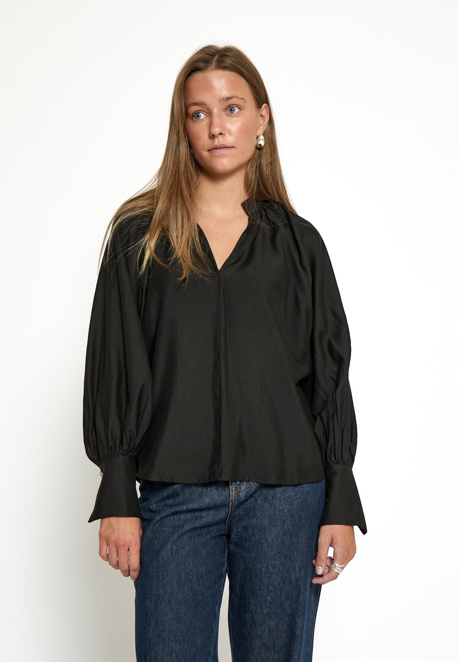 Блуза PEPPERCORN Blouse, Black
Блуза PEPPERCORN Blouse, Black