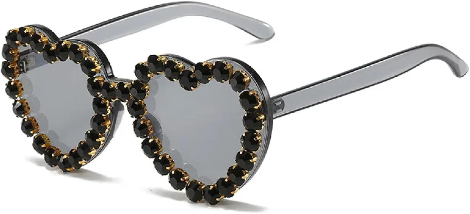 Женские солнцезащитные очки без оправы с бриллиантами, в форме сердца, украшенные стразами, в тренде, защита от УФ-излучения UV400 UATXTAU, C1gold-black.
Женские солнцезащитные очки без оправы с бриллиантами, в форме сердца, украшенные стразами, в тренде, защита от УФ-излучения UV400 UATXTAU, C1gold-black.