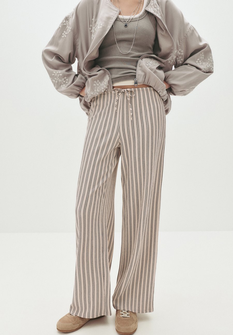 Брюки PULL&BEAR STRIPED WIDE, Beige
Брюки PULL&BEAR STRIPED WIDE, Beige