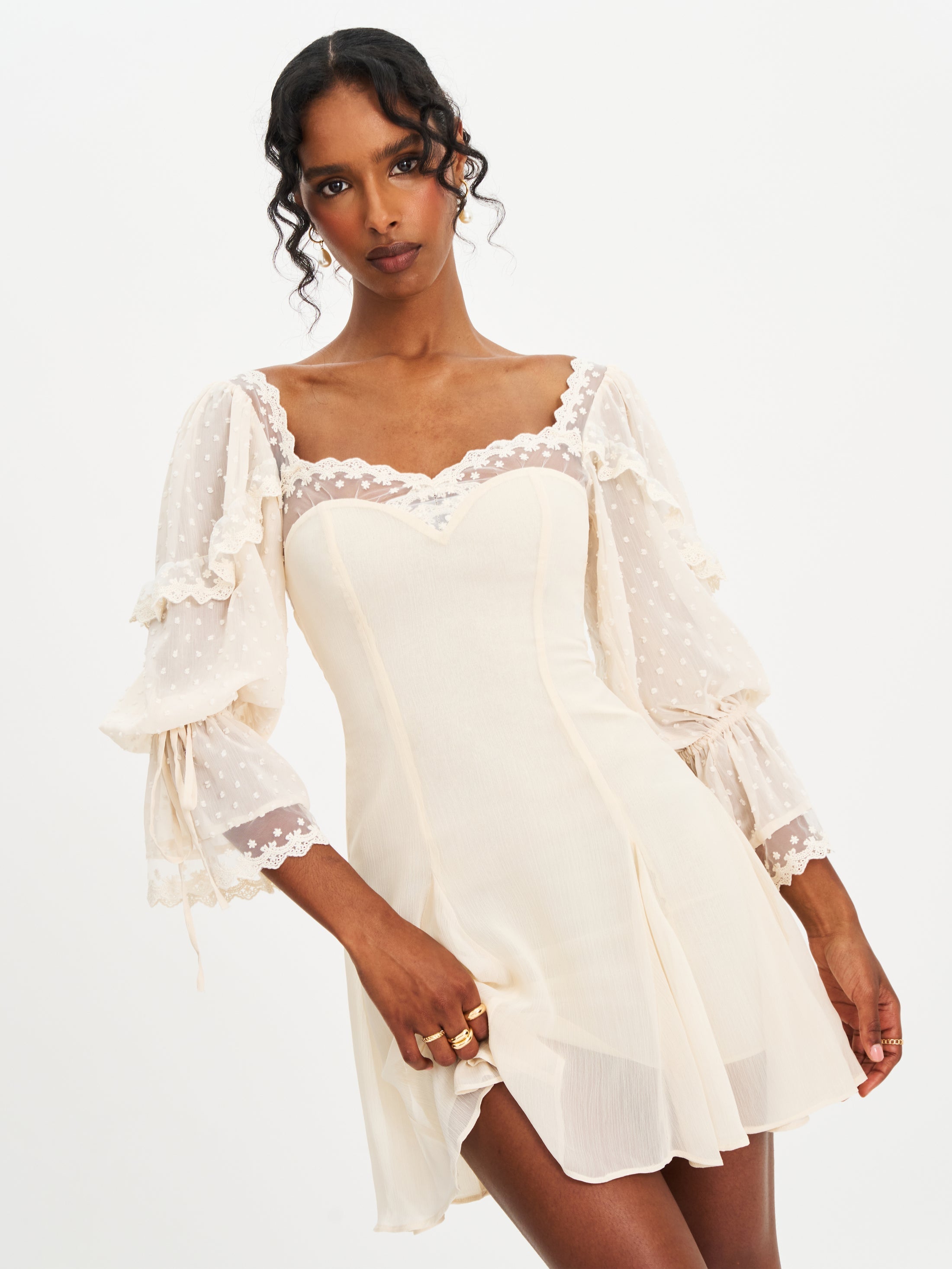 Мисс Круг Закира Мини-платье с кружевной отделкой и короткими рукавами Miss Circle, кремовый
Мисс Круг Закира Мини-платье с кружевной отделкой и короткими рукавами Miss Circle, кремовый