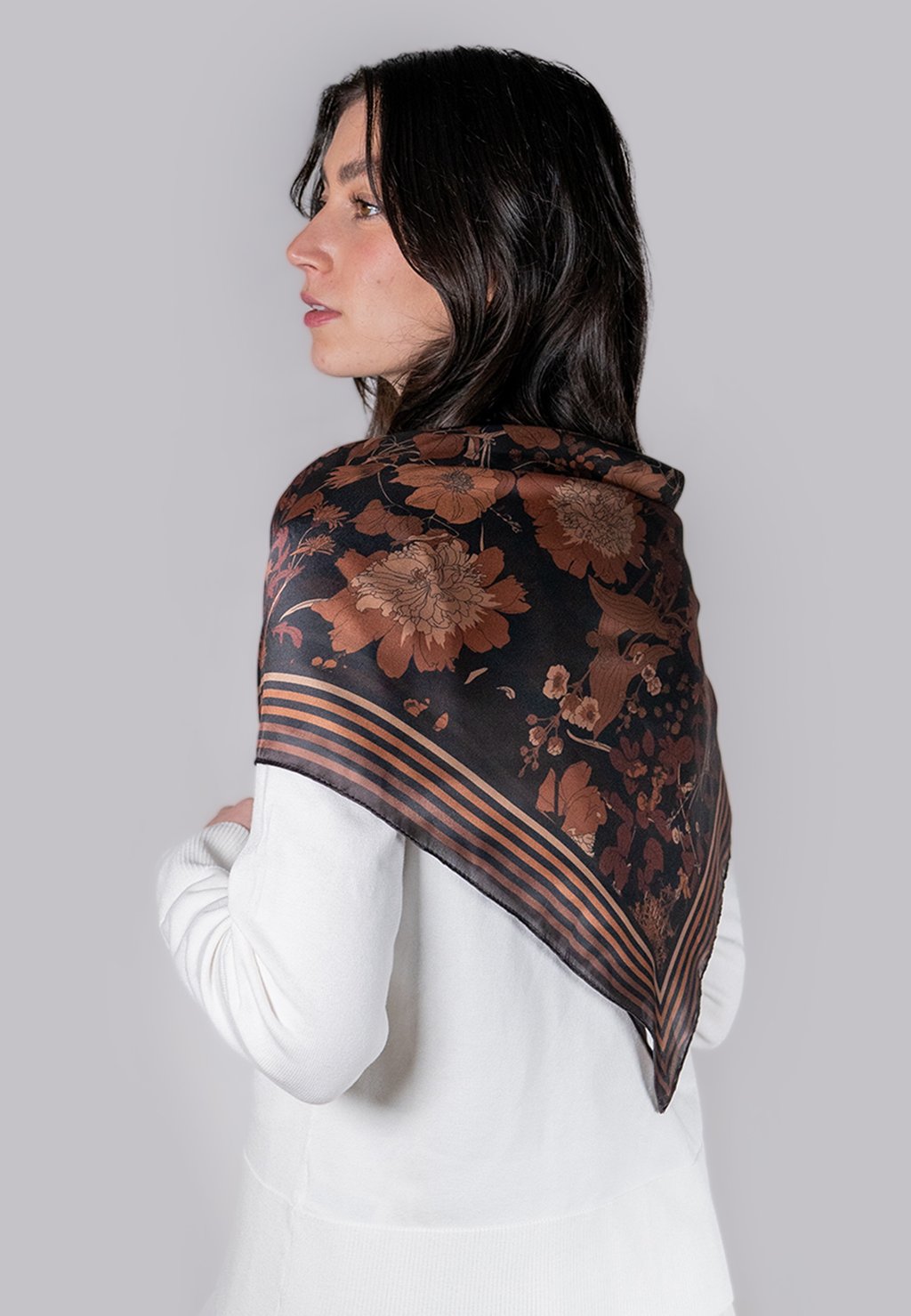 Шарф DECO BLOOM SQUARE FABLE ENGLAND, черный 
Шарф DECO BLOOM SQUARE FABLE ENGLAND, черный