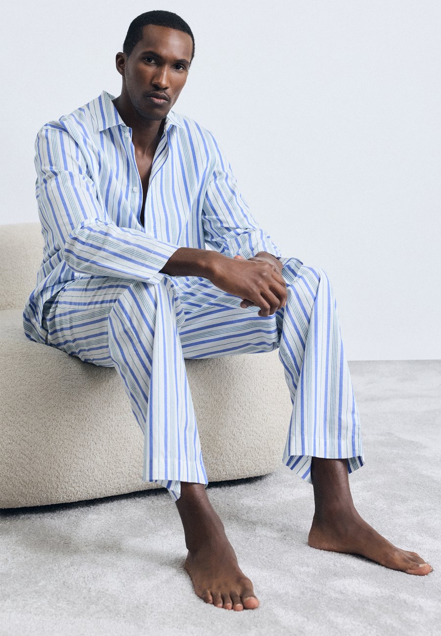 Пижамный комплект Calvin Klein Underwear BUTTON DOWN , White/Royalty/Light Blue
Пижамный комплект Calvin Klein Underwear BUTTON DOWN , White/Royalty/Light Blue