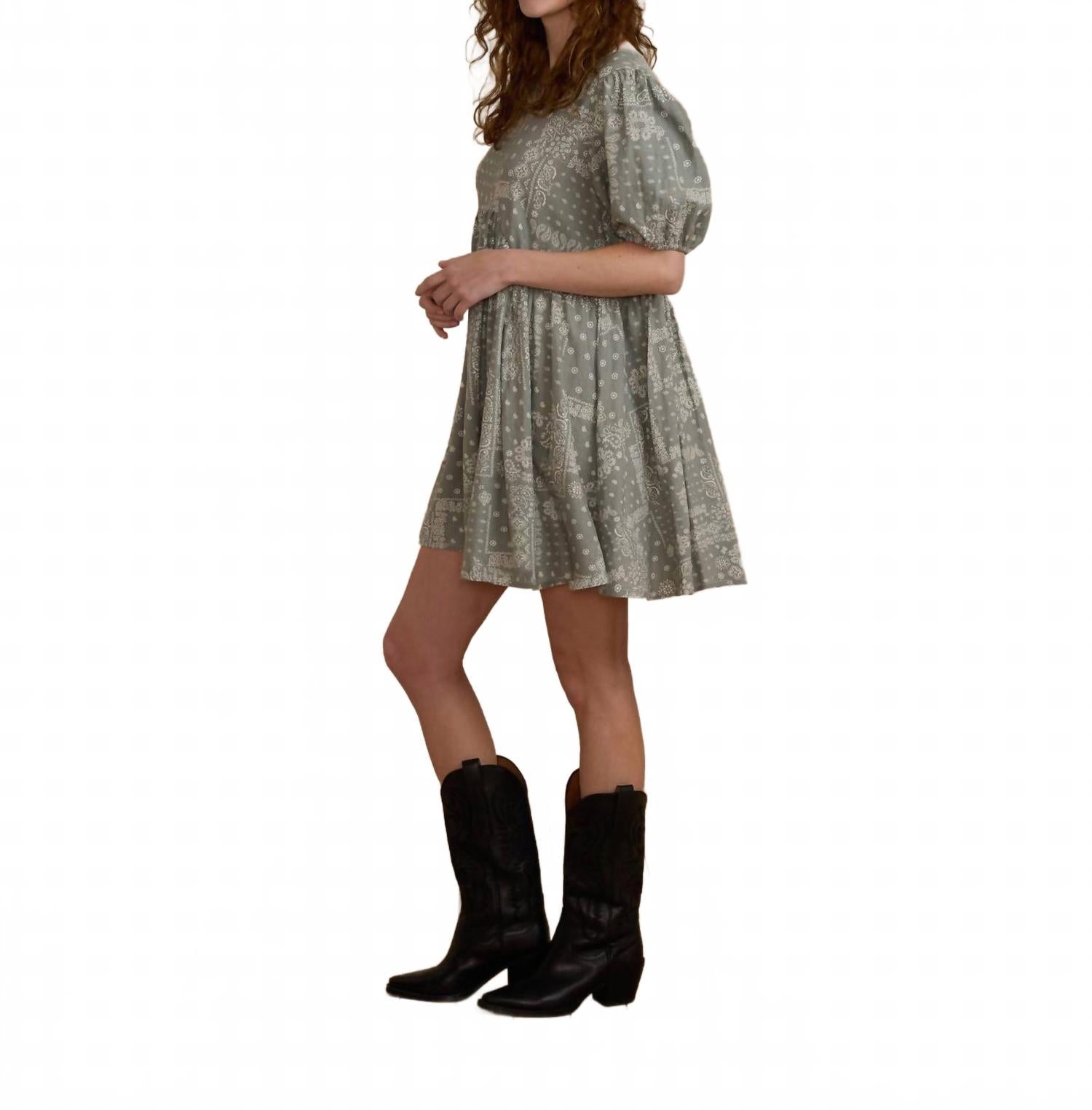 Розовое платье с банданой из лавра Rylee + Cru
Розовое платье с банданой из лавра Rylee + Cru