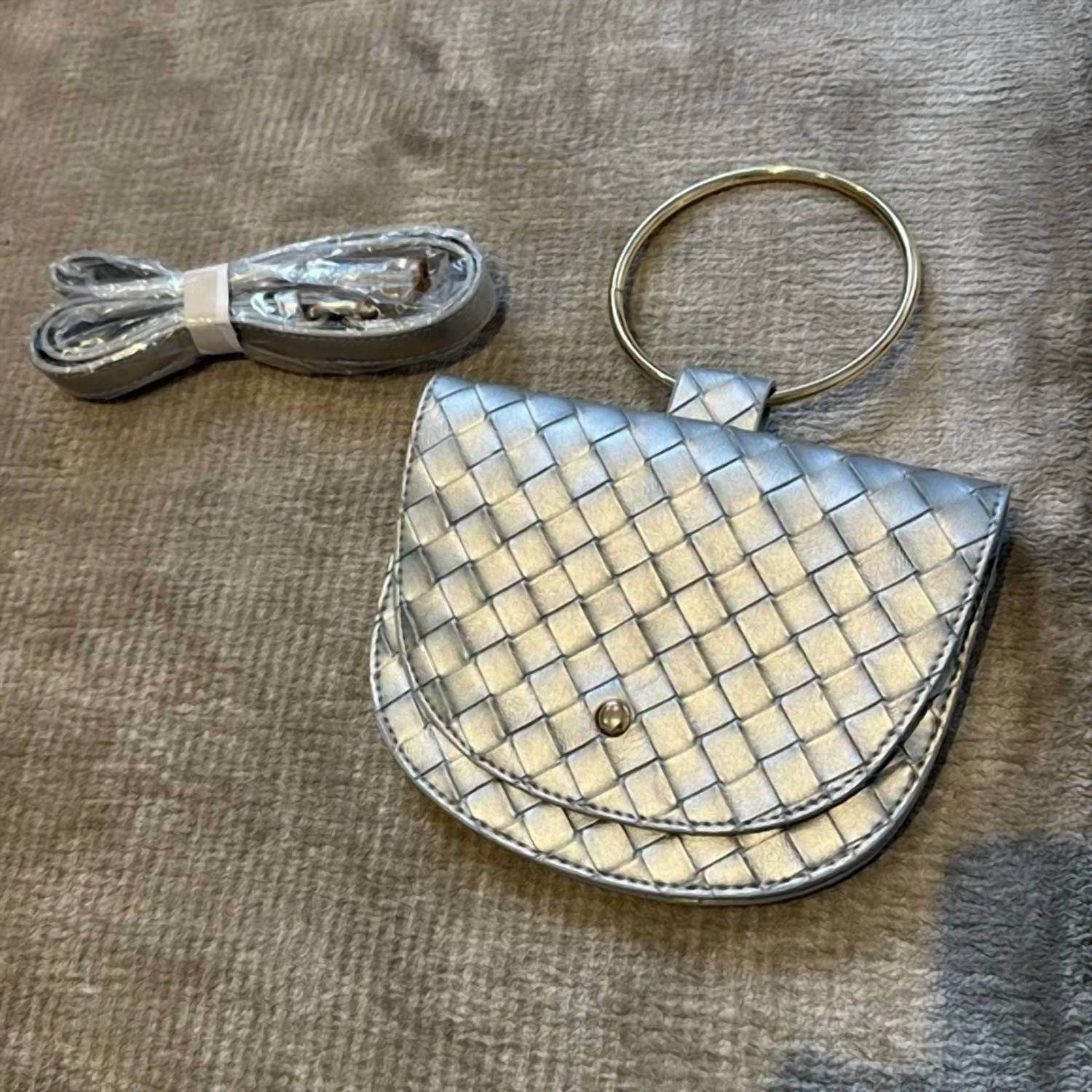 Melie Bianco Женская сумка Felix из переработанной веганской ткани с верхней ручкой, серебристого цвета
Melie Bianco Женская сумка Felix из переработанной веганской ткани с верхней ручкой, серебристого цвета