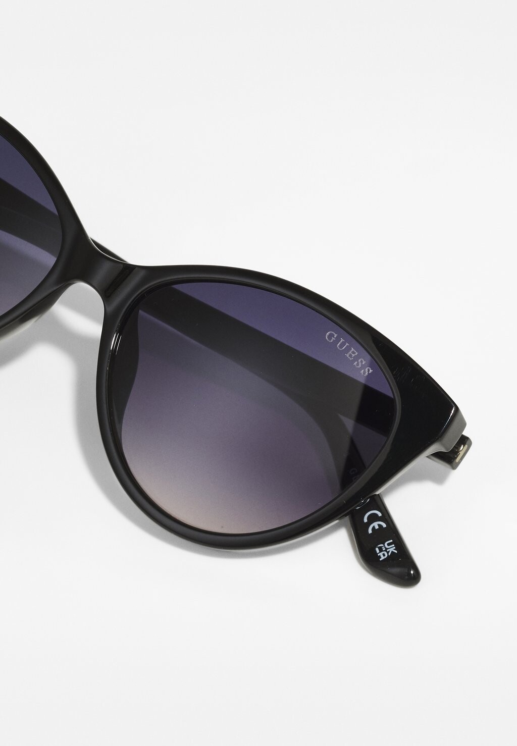Солнцезащитные очки Guess, блестящие черные 
Солнцезащитные очки Guess, блестящие черные