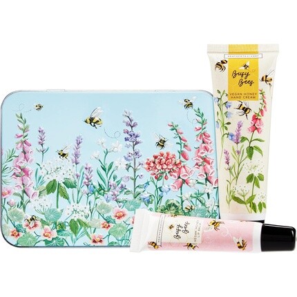 Busy Bees Hand & Lip Tin 50 мл Крем для рук 10 мл Бальзам для губ Обогащен эфирными маслами Не тестируется на животных Подходит для веганов Удобные для путешествий Размеры Duo Heathcote & Ivory
Busy Bees Hand & Lip Tin 50 мл Крем для рук 10 мл Бальзам для губ Обогащен эфирными маслами Не тестируется на животных Подходит для веганов Удобные для путешествий Размеры Duo Heathcote & Ivory