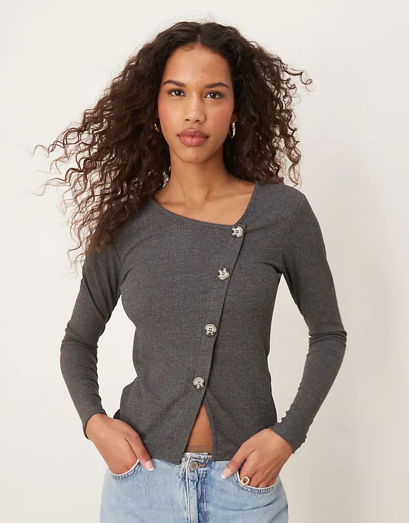 Асимметричный топ с ребристыми пуговицами темно-серого цвета JDY
Асимметричный топ с ребристыми пуговицами темно-серого цвета JDY