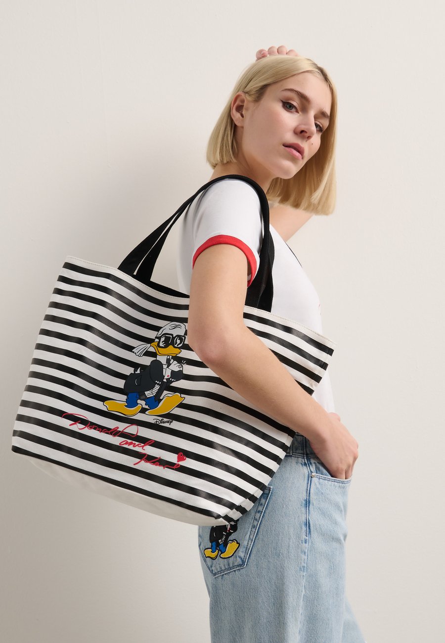 Сумка-шоппер KARL LAGERFELD DISNEY REVERSIBLE , Black
Сумка-шоппер KARL LAGERFELD DISNEY REVERSIBLE , Black