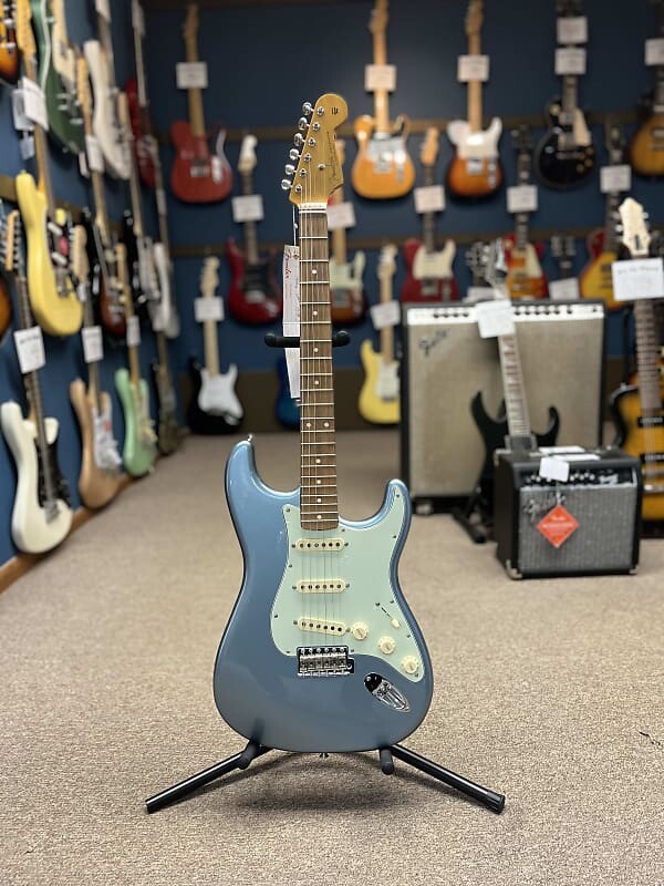 Электрогитара Fender Vintera '60s Stratocaster with Pau Ferro Fretboard 2019 - Ice Blue Metallic
Электрогитара Fender Vintera '60s Stratocaster with Pau Ferro Fretboard 2019 - Ice Blue Metallic