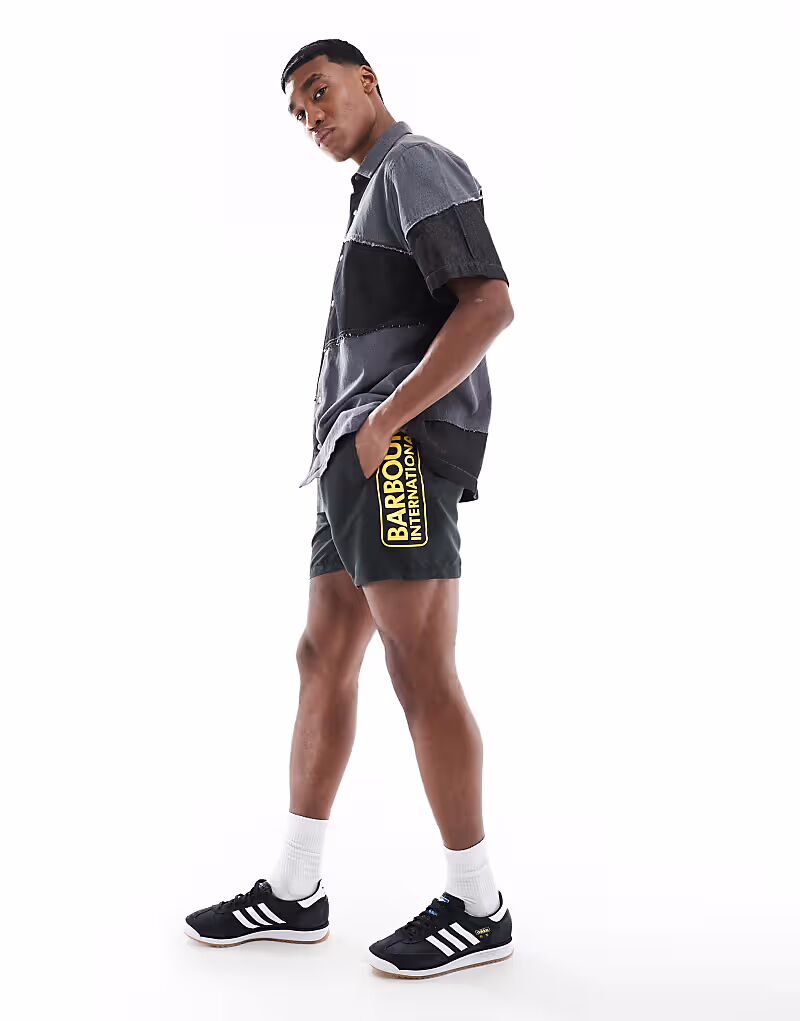 Плавки-шорты с логотипом Barbour International черного цвета
Плавки-шорты с логотипом Barbour International черного цвета