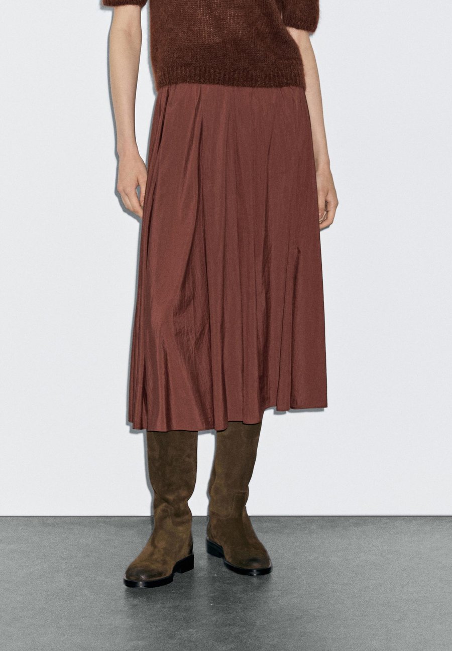 Юбка Massimo Dutti PLEATED TECHNICAL MIDI, Bordeaux
Юбка Massimo Dutti PLEATED TECHNICAL MIDI, Bordeaux