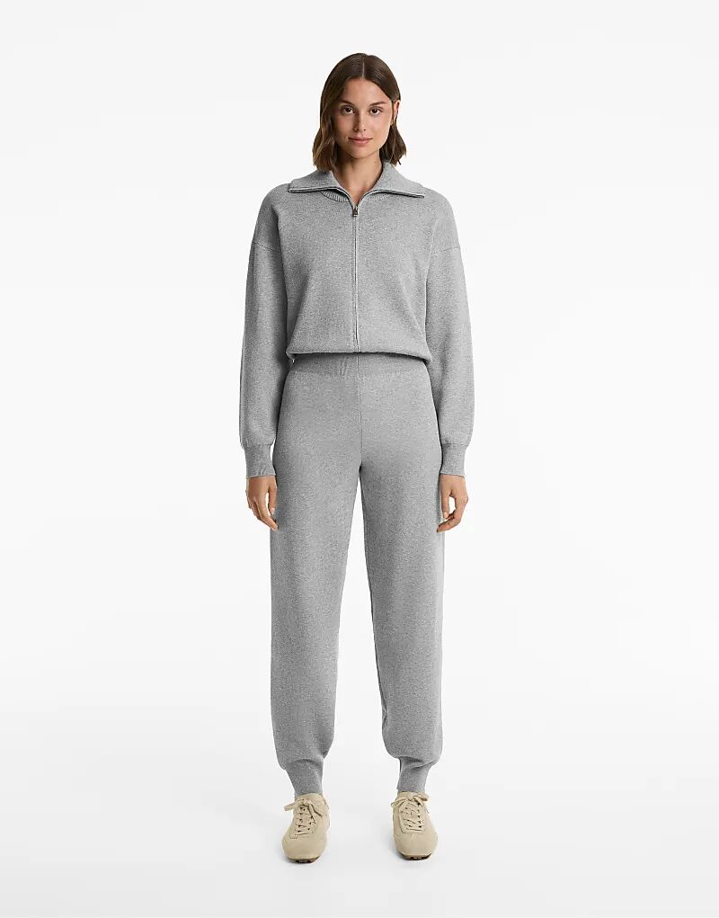 Длинный трикотажный комбинезон OYSHO с застежкой-молнией черного цвета
Длинный трикотажный комбинезон OYSHO с застежкой-молнией черного цвета