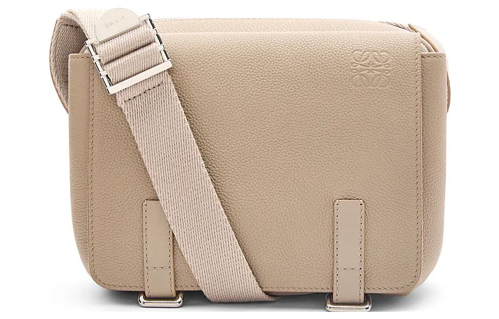 Мягкая зернистая кожаная сумка-мессенджер, наплечная сумка, кросс-боди очень маленькая мужская песочная LOEWE
Мягкая зернистая кожаная сумка-мессенджер, наплечная сумка, кросс-боди очень маленькая мужская песочная LOEWE