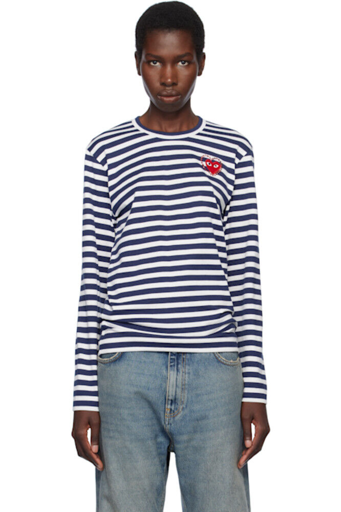 Футболка с красным сердцем в синюю и белую полоску и металлической каменной эмблемой COMME des GARÇONS PLAY
Футболка с красным сердцем в синюю и белую полоску и металлической каменной эмблемой COMME des GARÇONS PLAY