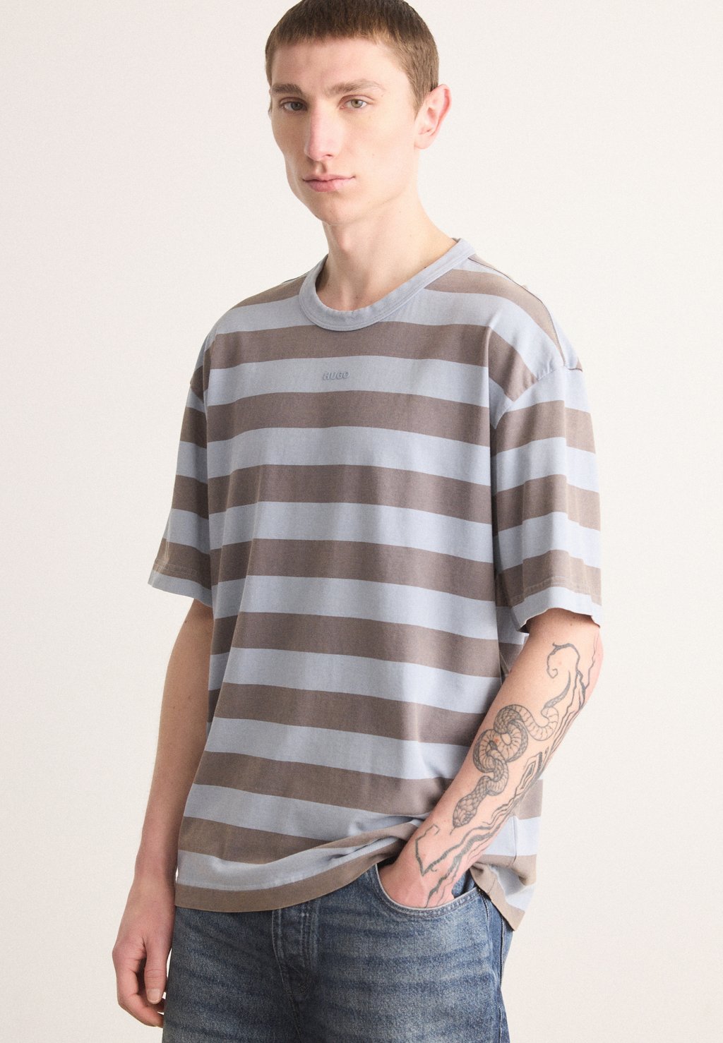 Футболка с принтом DOCKOE HUGO, синий 
Футболка с принтом DOCKOE HUGO, синий