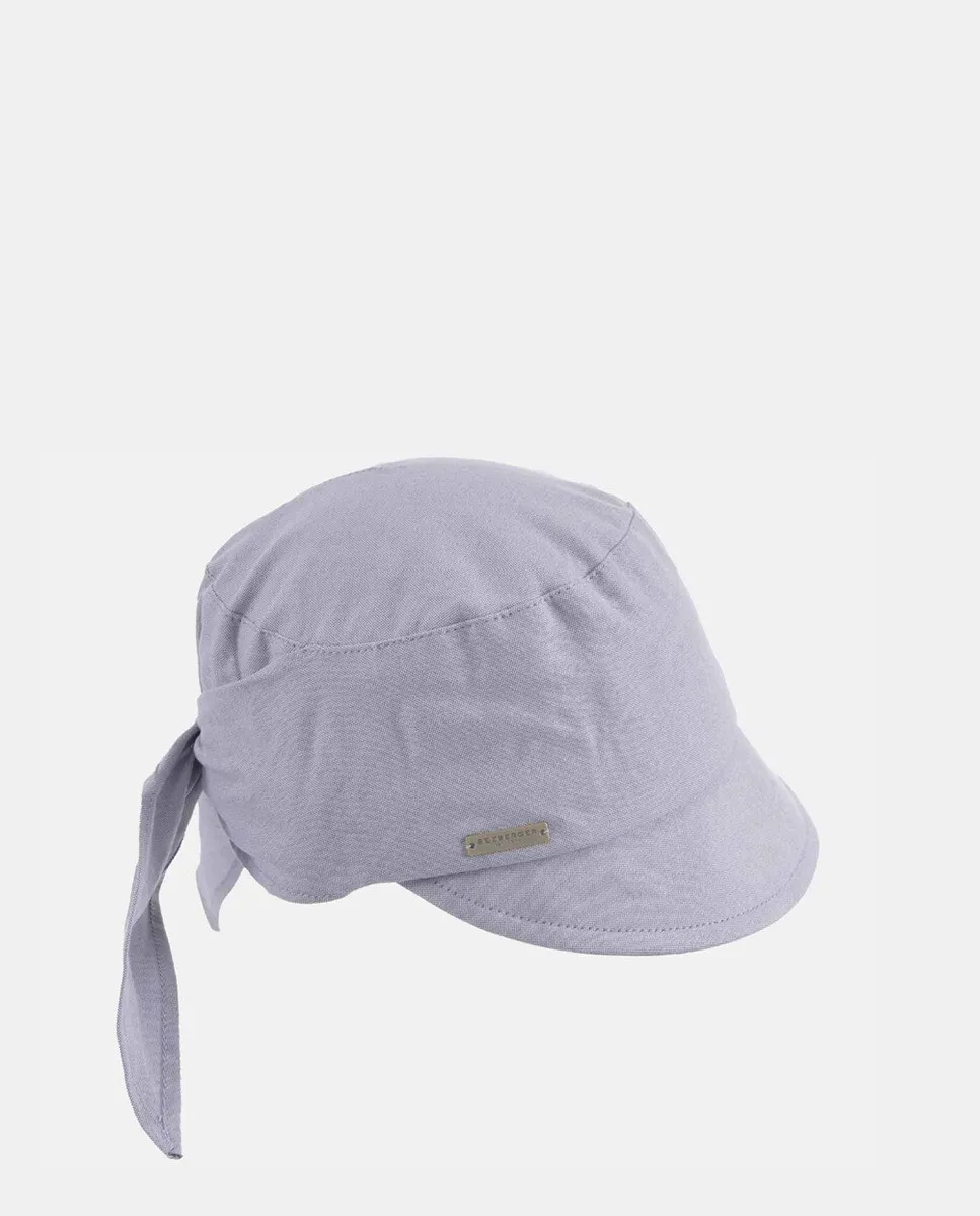 Светло-серая кепка из ткани шамбре с бантом сзади Seeberger
Светло-серая кепка из ткани шамбре с бантом сзади Seeberger