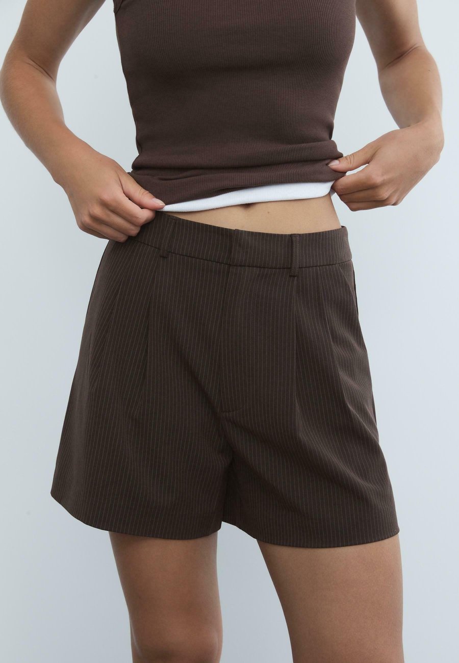 Шорты Stradivarius STRIPED SMART WITH DARTS , Mottled Brown
Шорты Stradivarius STRIPED SMART WITH DARTS , Mottled Brown