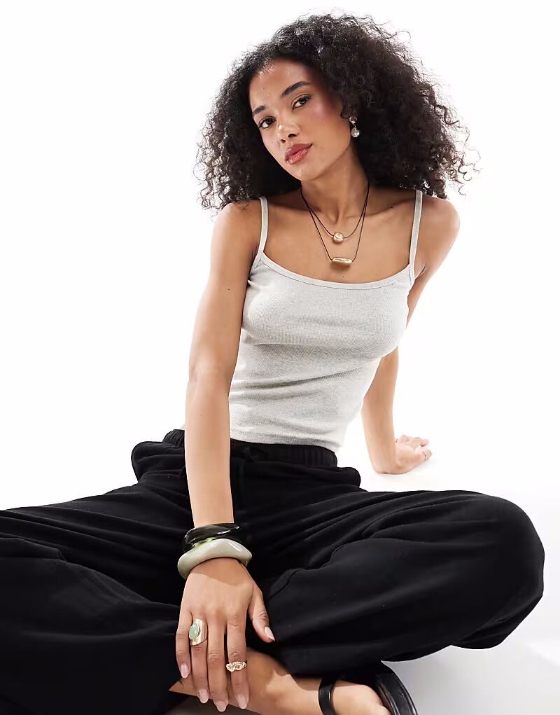 Майка Hollister на тонких бретельках в рубчик серого цвета
Майка Hollister на тонких бретельках в рубчик серого цвета