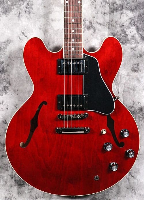 Электрогитара Gibson - ES-335 
Электрогитара Gibson - ES-335