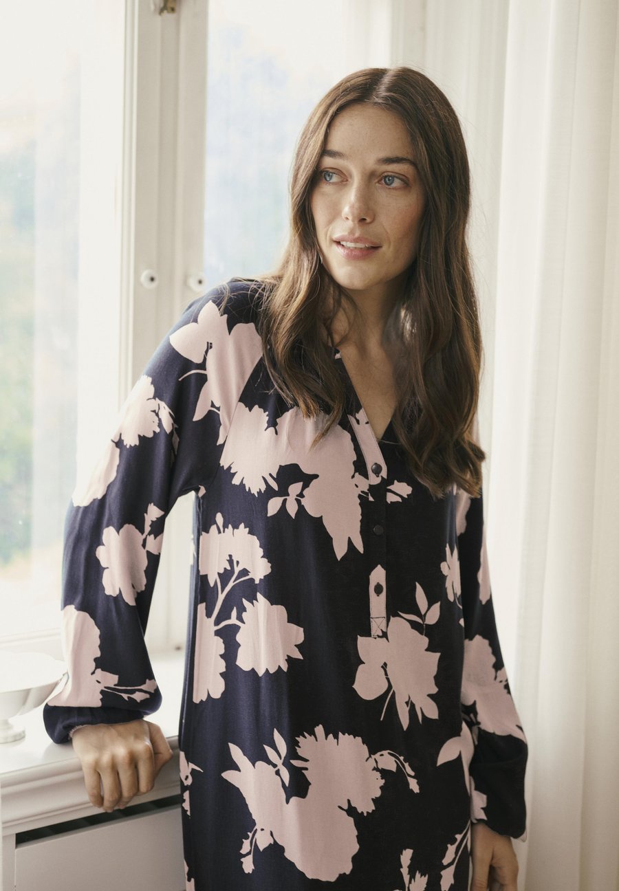 Платье Bon'A Parte ELISA, Black Rose Big Flower Print/Black
Платье Bon'A Parte ELISA, Black Rose Big Flower Print/Black