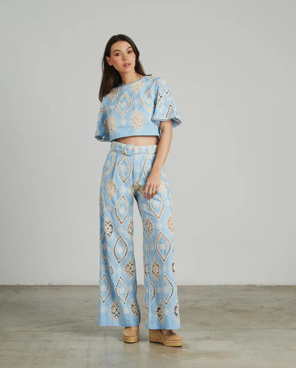 Струящаяся женская блузка с вышитыми и ажурными деталями Alma en Pena, синий
Струящаяся женская блузка с вышитыми и ажурными деталями Alma en Pena, синий