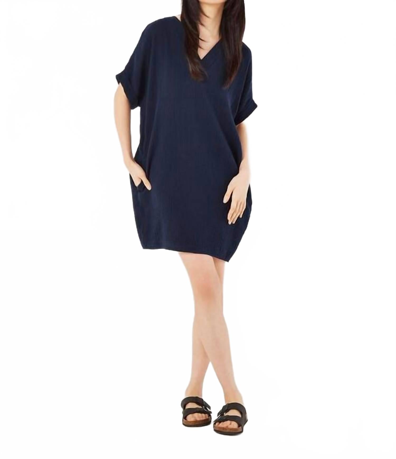 Текстурированное хлопковое платье-оверсайз футболка в темно-синем цвете APRICOT
Текстурированное хлопковое платье-оверсайз футболка в темно-синем цвете APRICOT