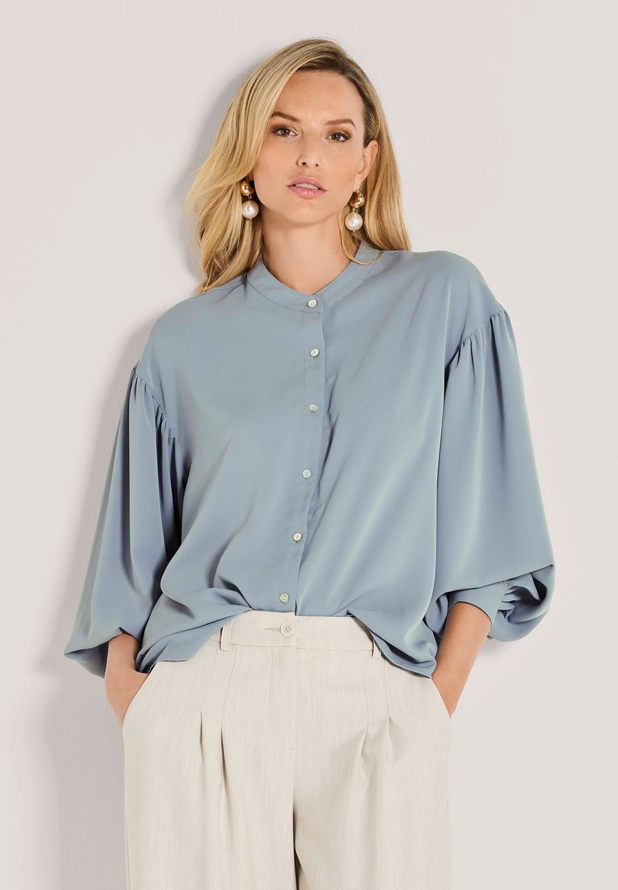 Блуза MADELEINE Button-down blouse, Smoky Blue/Light Blue
Блуза MADELEINE Button-down blouse, Smoky Blue/Light Blue