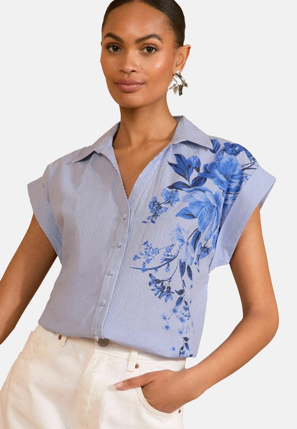 Блузка на пуговицах Love & Roses, синий
Блузка на пуговицах Love & Roses, синий