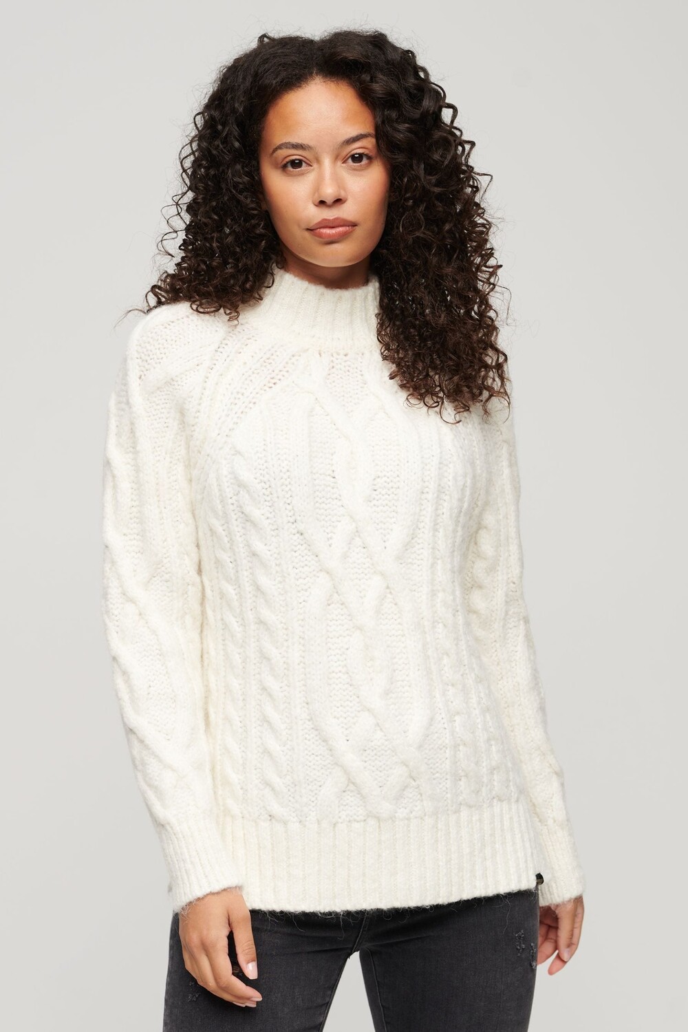 Свитер с высоким воротником косой вязки Superdry, белый
Свитер с высоким воротником косой вязки Superdry, белый