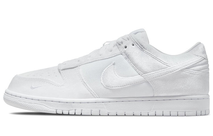 Кроссовки Nike Dunk Low Dover Street Market Triple White Velvet
Кроссовки Nike Dunk Low Dover Street Market Triple White Velvet