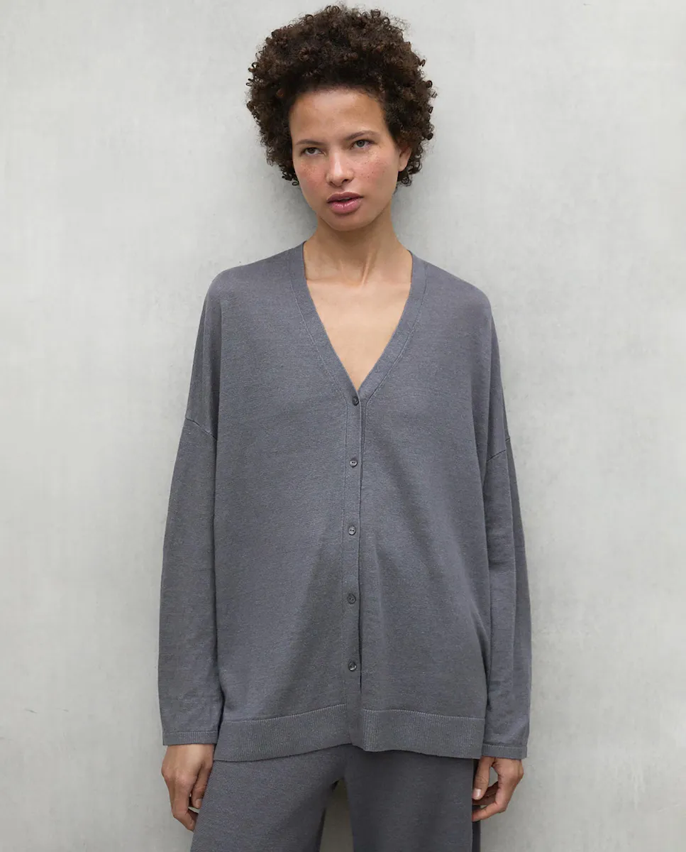 Женский оверсайз свитер из вязаной ткани Ecoalf, серый
Женский оверсайз свитер из вязаной ткани Ecoalf, серый