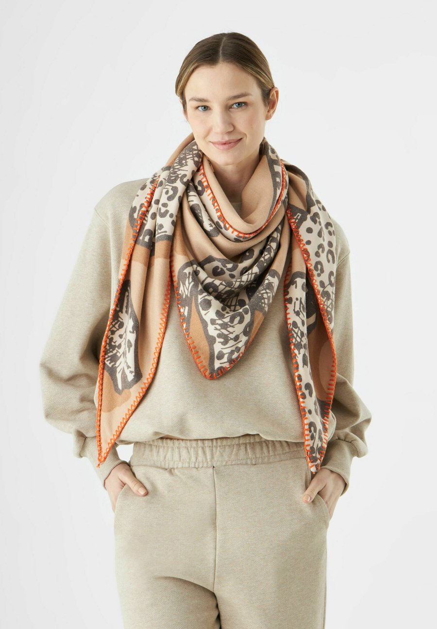 Шарф Codello DREIECK MIT LEO-MOTIVEN, Beige
Шарф Codello DREIECK MIT LEO-MOTIVEN, Beige