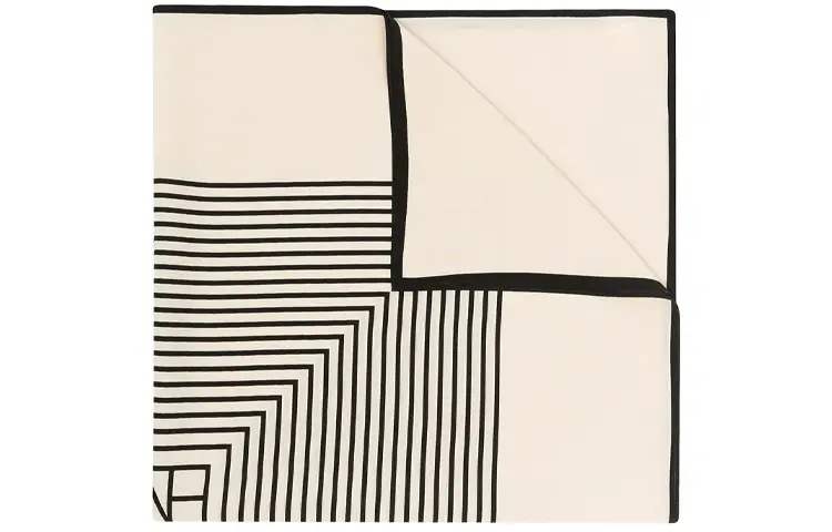 TOTEME Полосатый квадратный шарф с принтом, Milk White
TOTEME Полосатый квадратный шарф с принтом, Milk White