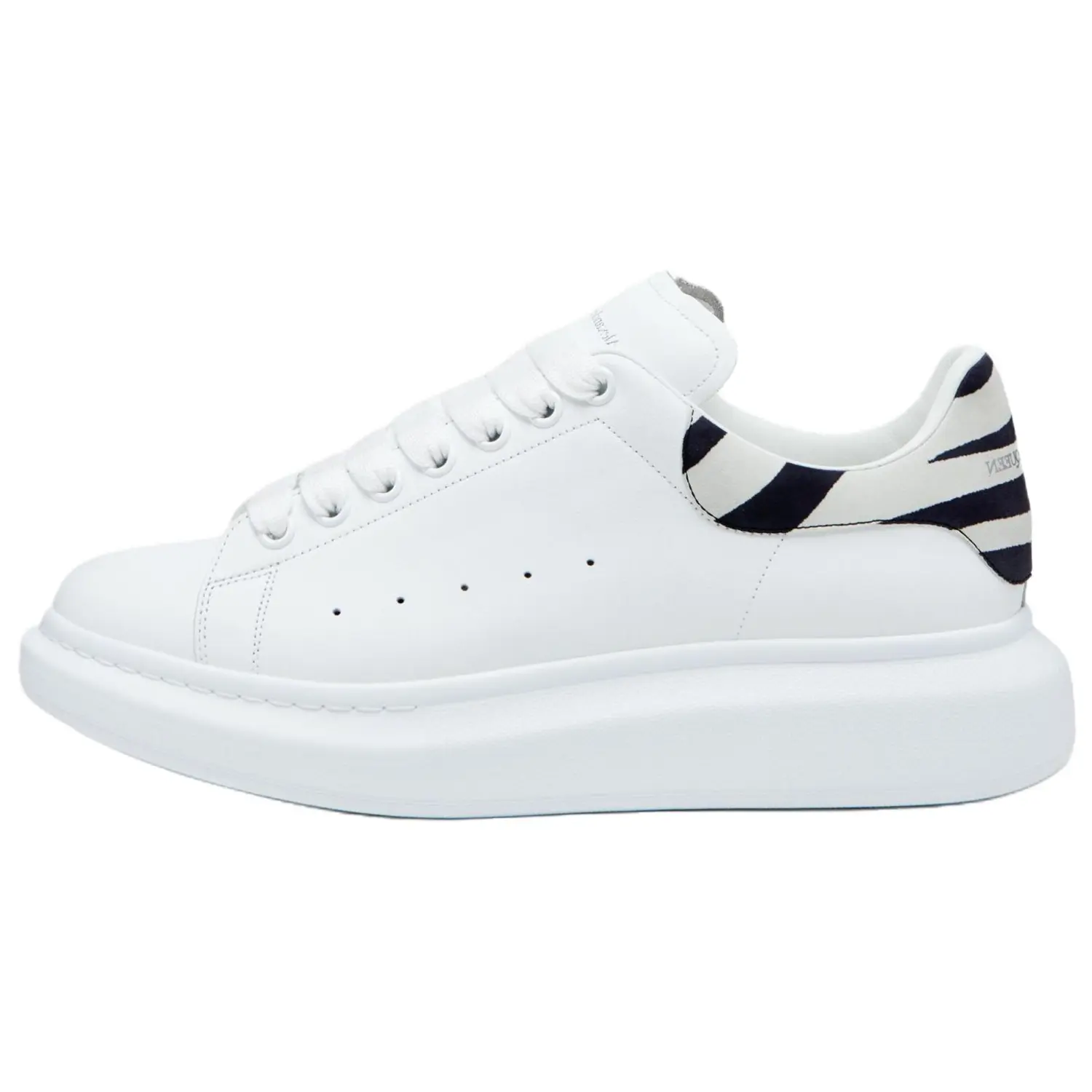 Массивные шнурованные кроссовки Alexander McQueen
Массивные шнурованные кроссовки Alexander McQueen