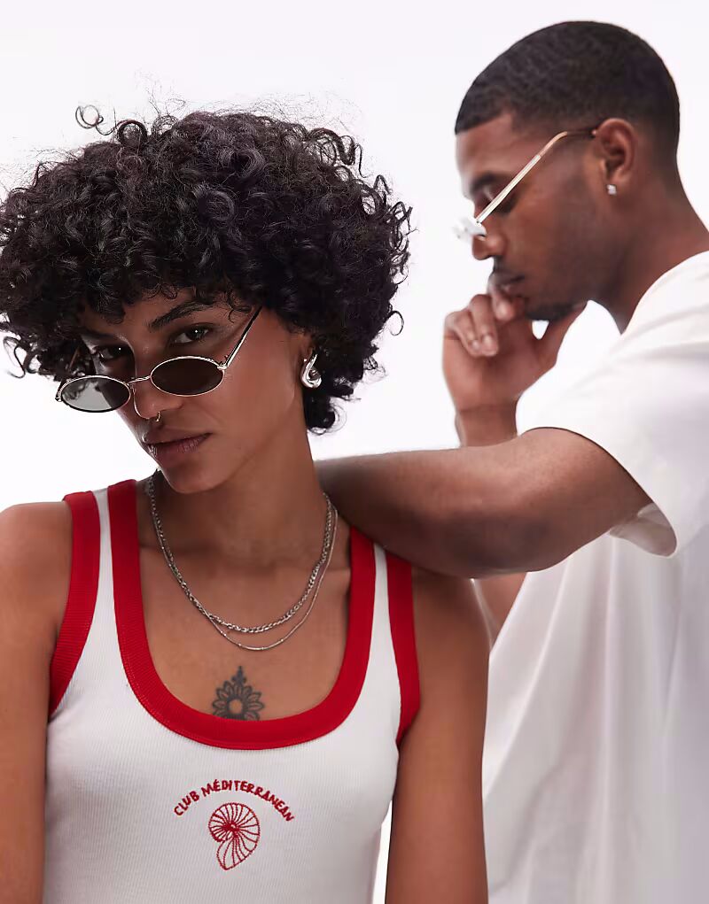 Солнцезащитные очки Le Specs Love Train в тонкой овальной оправе золотого цвета
Солнцезащитные очки Le Specs Love Train в тонкой овальной оправе золотого цвета