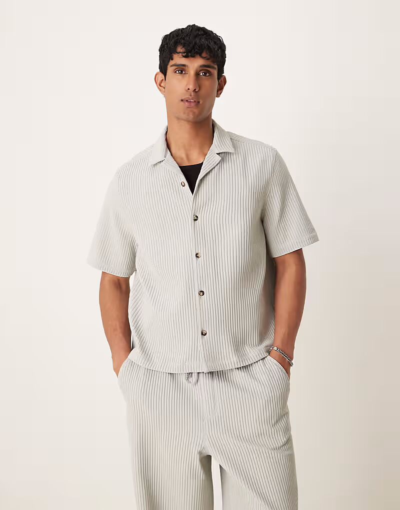 Рубашка свободного кроя со складками и отложным воротником серого цвета от ASOS DESIGN - часть комплекта
Рубашка свободного кроя со складками и отложным воротником серого цвета от ASOS DESIGN - часть комплекта