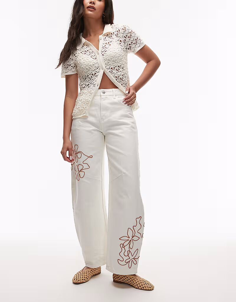 Джинсы Topshop barrel с красной вышивкой цвета экрю
Джинсы Topshop barrel с красной вышивкой цвета экрю