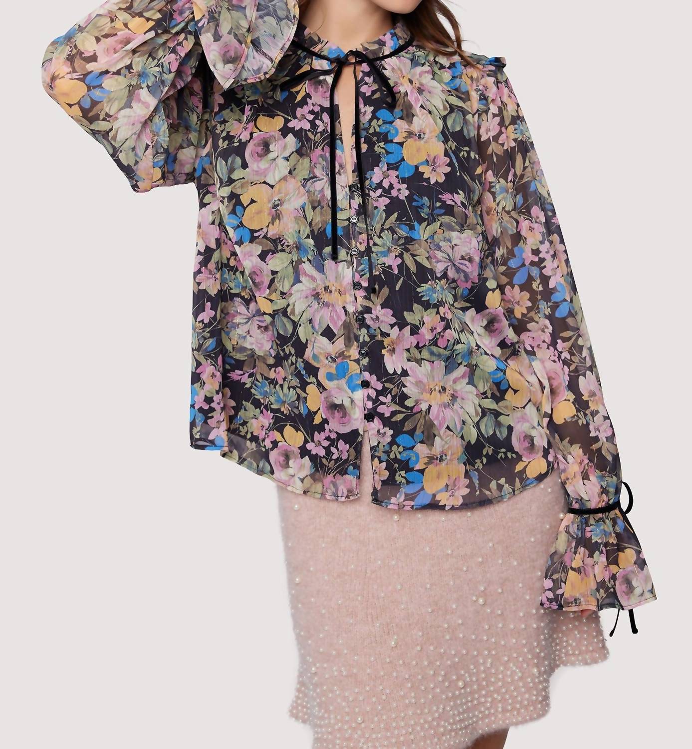 Топ Sweet Meadows черного цвета с разноцветными цветами LOST + WANDER
Топ Sweet Meadows черного цвета с разноцветными цветами LOST + WANDER