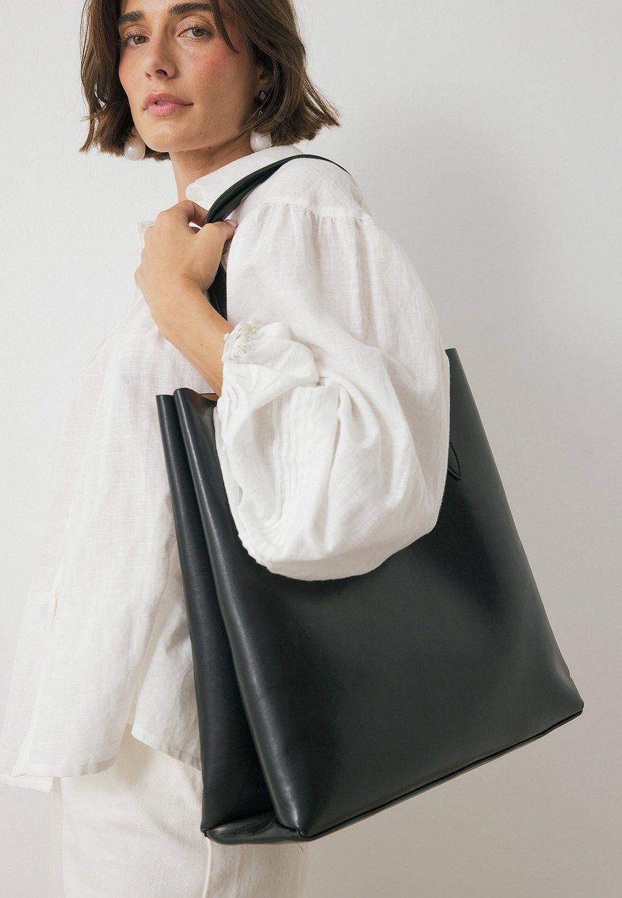 Сумка-шоппер NA-KD FOLD DETAIL, Black
Сумка-шоппер NA-KD FOLD DETAIL, Black