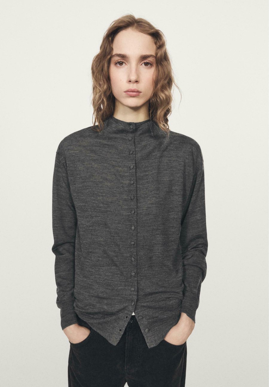 Кардиган Massimo Dutti MOCK TURTLENECK WITH COVERED BUTTONS, Grey
Кардиган Massimo Dutti MOCK TURTLENECK WITH COVERED BUTTONS, Grey