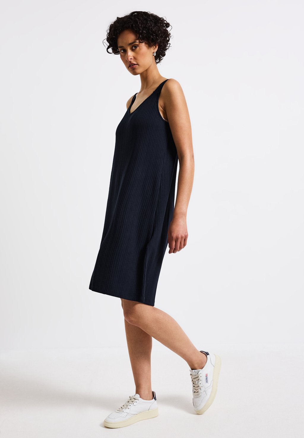 Платье-джемпер UNIFARBE Street One, темно-синий
Платье-джемпер UNIFARBE Street One, темно-синий