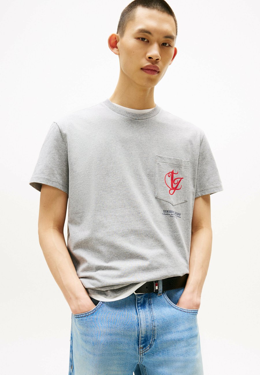 Футболка Tommy Jeans BACK LOGO PATCH POCKET, Grey Htr/Grey, Серый, Футболка Tommy Jeans BACK LOGO PATCH POCKET, Grey Htr/Grey
Футболка Tommy Jeans BACK LOGO PATCH POCKET, Grey Htr/Grey, Серый, Футболка Tommy Jeans BACK LOGO PATCH POCKET, Grey Htr/Grey