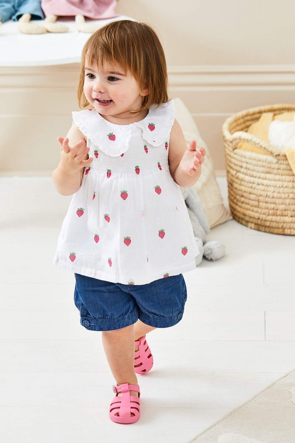 Блузка с рюшным воротником и клубничным узором Jojo Maman Bébé, белый
Блузка с рюшным воротником и клубничным узором Jojo Maman Bébé, белый