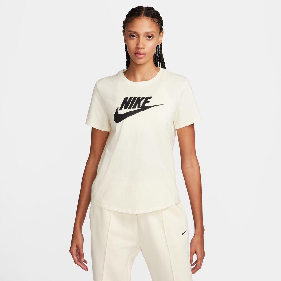 Женская футболка Nike Sportswear Club Essentials DX7906
Женская футболка Nike Sportswear Club Essentials DX7906