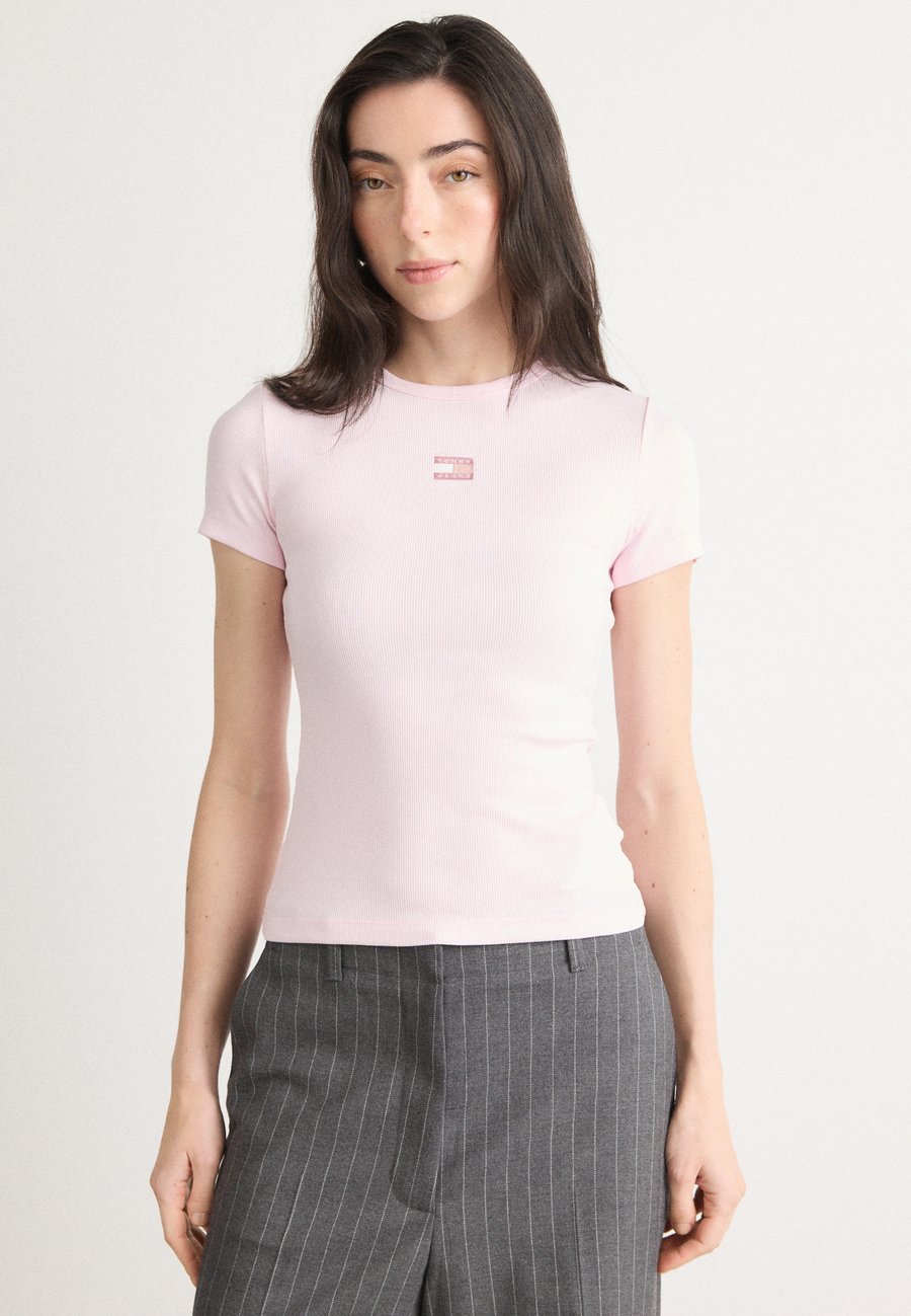 Футболка Tommy Jeans SLIM BADGE TEE, Light Pink, Розовый, Футболка Tommy Jeans SLIM BADGE TEE, Light Pink
Футболка Tommy Jeans SLIM BADGE TEE, Light Pink, Розовый, Футболка Tommy Jeans SLIM BADGE TEE, Light Pink