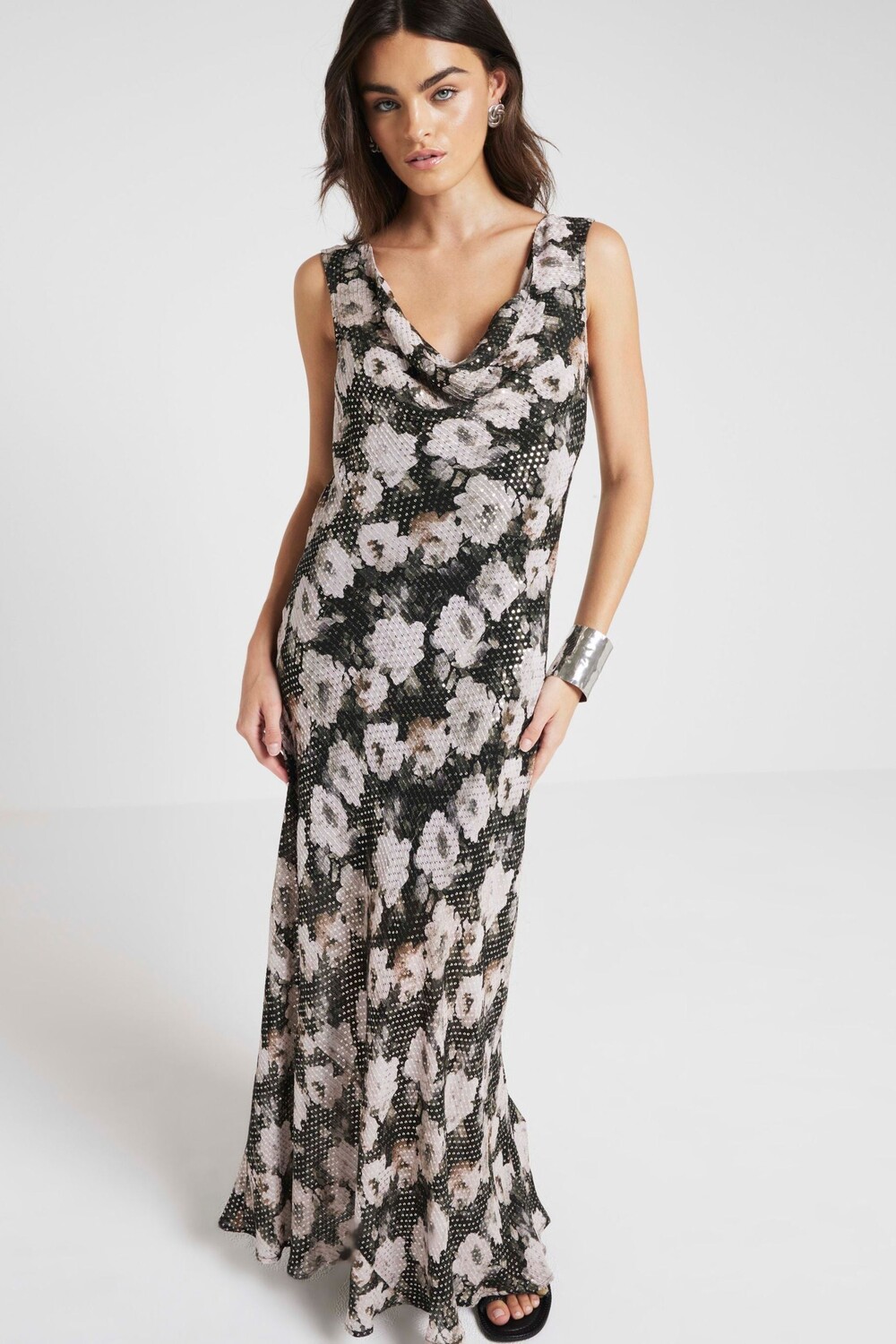 Платье макси с цветочным принтом и воротником хомутиком из 100% хлопка River Island, черный
Платье макси с цветочным принтом и воротником хомутиком из 100% хлопка River Island, черный