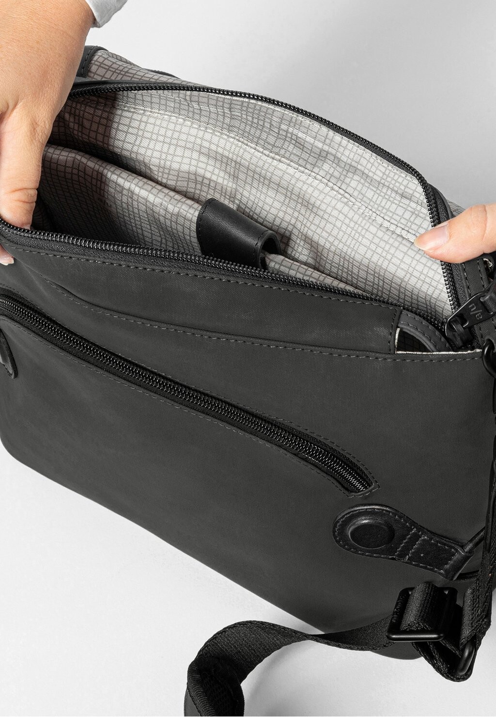 Сумка через плечо SENDAI Aunts & Uncles, цвет volcanic ash, Серый, Сумка через плечо SENDAI Aunts & Uncles, цвет volcanic ash
Сумка через плечо SENDAI Aunts & Uncles, цвет volcanic ash, Серый, Сумка через плечо SENDAI Aunts & Uncles, цвет volcanic ash