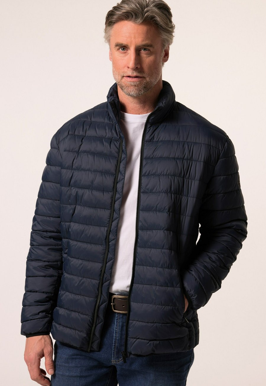 Куртка BOSTON PARK BAUCHFIT STEHKRAGEN, Navy Blue/Dark Blue
Куртка BOSTON PARK BAUCHFIT STEHKRAGEN, Navy Blue/Dark Blue