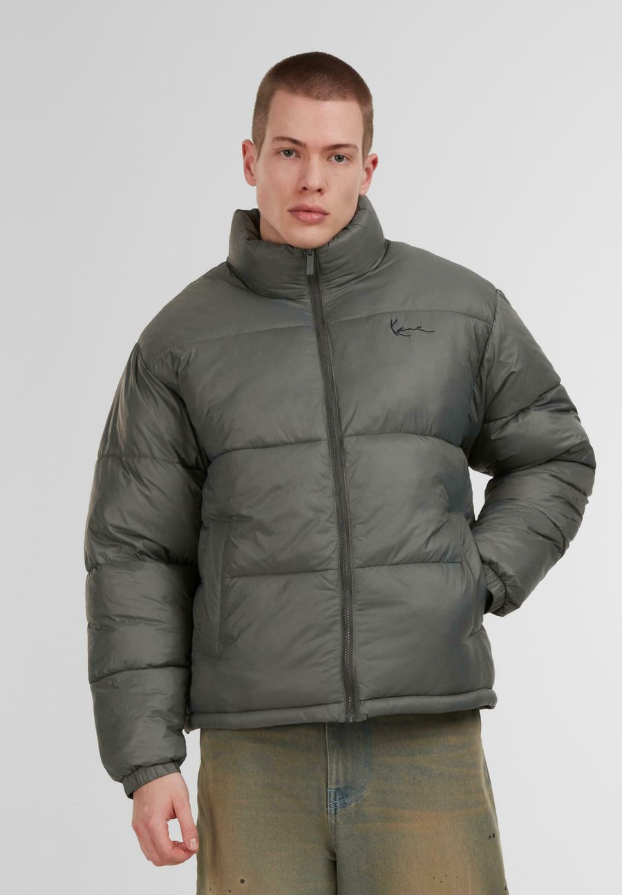 Куртка Karl Kani SMALL SIGNATURE EMBOSSED LOGO PUFFER, Grey
Куртка Karl Kani SMALL SIGNATURE EMBOSSED LOGO PUFFER, Grey